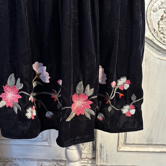 a.n.a NWT Black Ember Velvet Embroidered Long Sleeve Dress - Picture 6 of 11